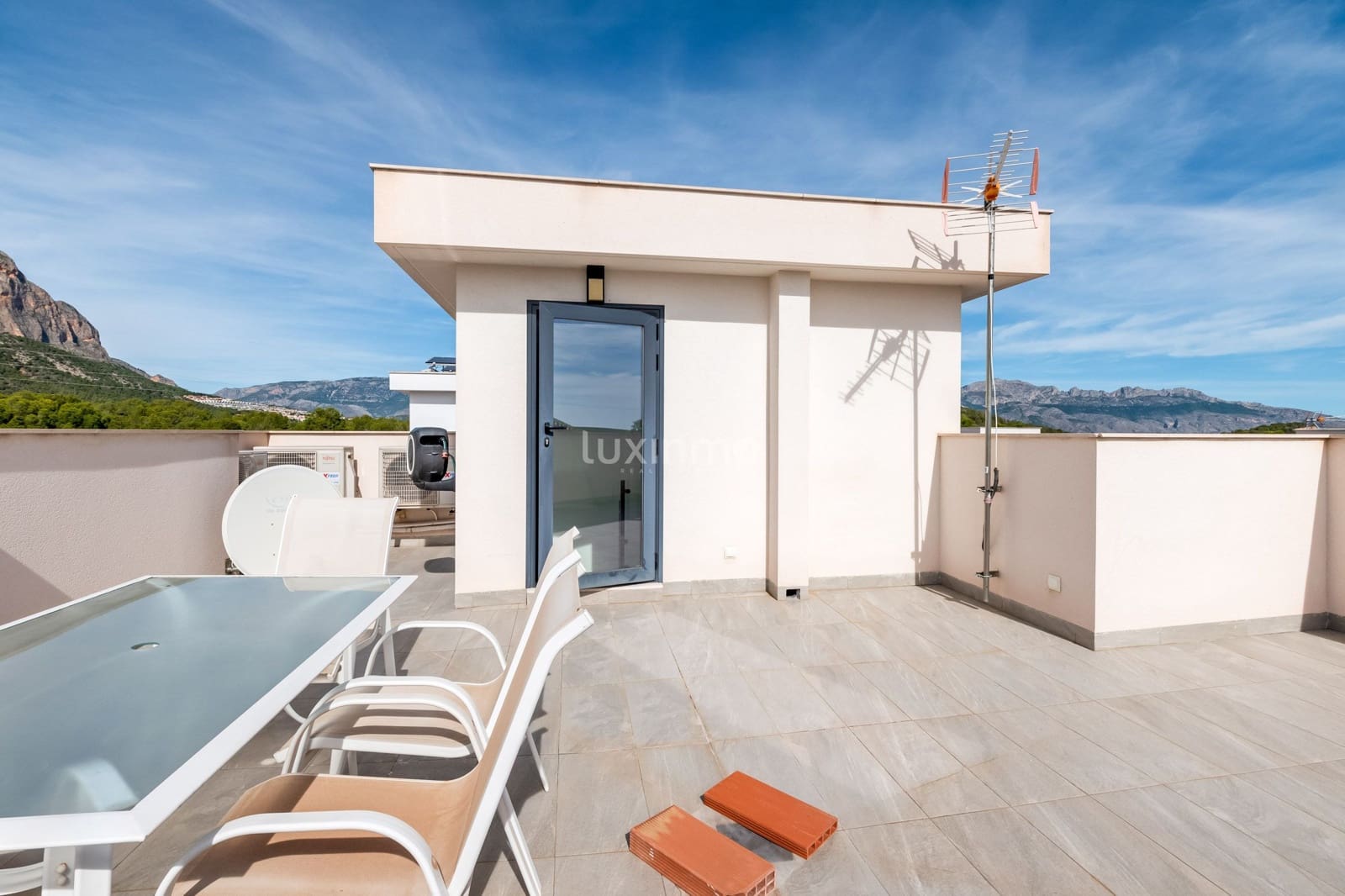 Chalet de 3 habitaciones en La Nucia en venta con piscina garaje - 585.000 € (Ref: 9344022)