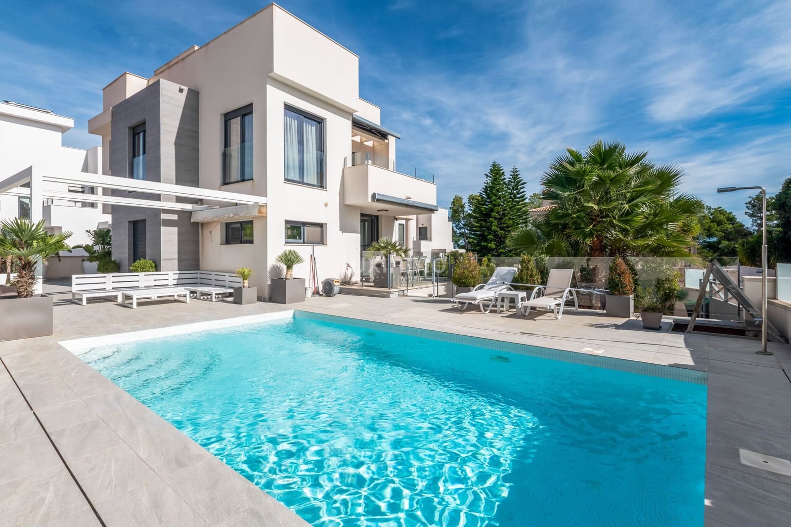 Chalet de 3 habitaciones en La Nucia en venta con piscina garaje - 585.000 € (Ref: 9344022)