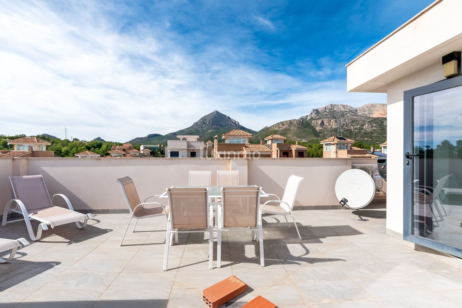 Chalet de 3 habitaciones en La Nucia en venta con piscina garaje - 585.000 € (Ref: 9344022)