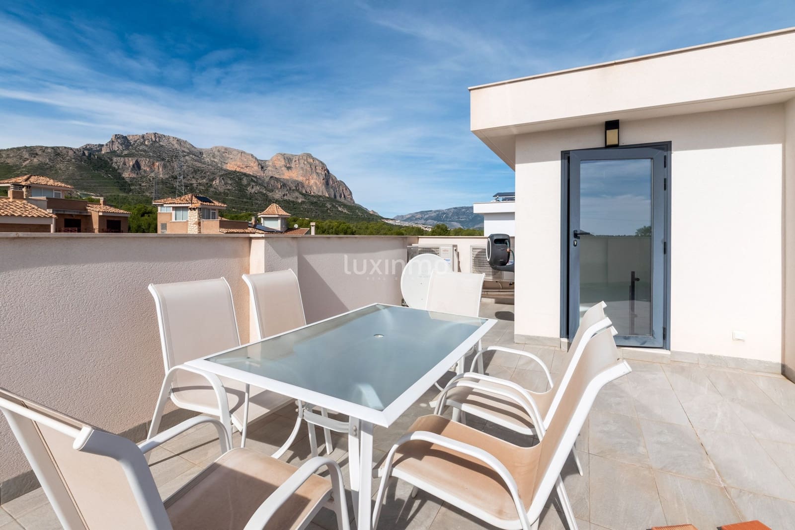 Chalet de 3 habitaciones en La Nucia en venta con piscina garaje - 585.000 € (Ref: 9344022)