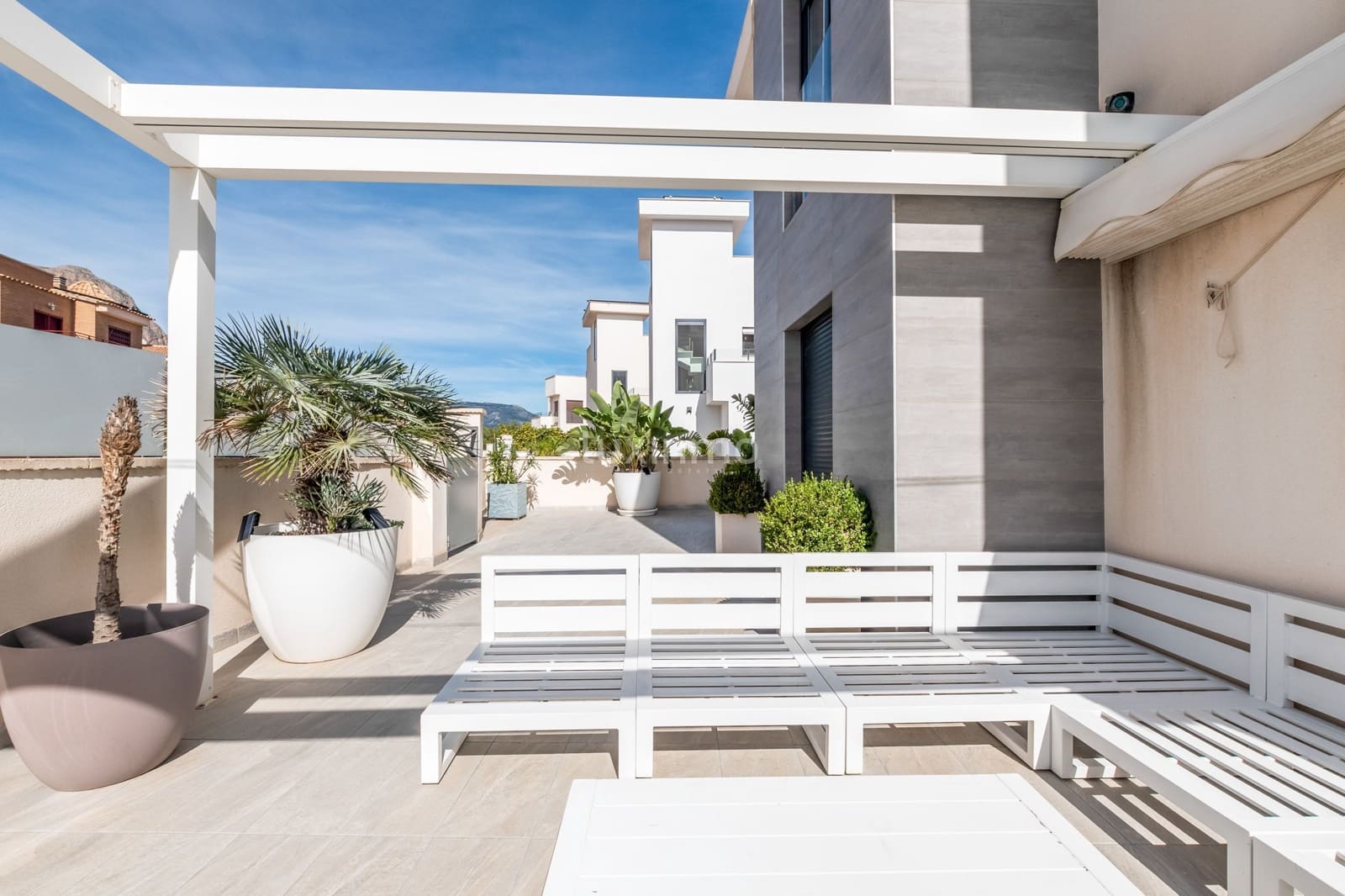 Chalet de 3 habitaciones en La Nucia en venta con piscina garaje - 585.000 € (Ref: 9344022)