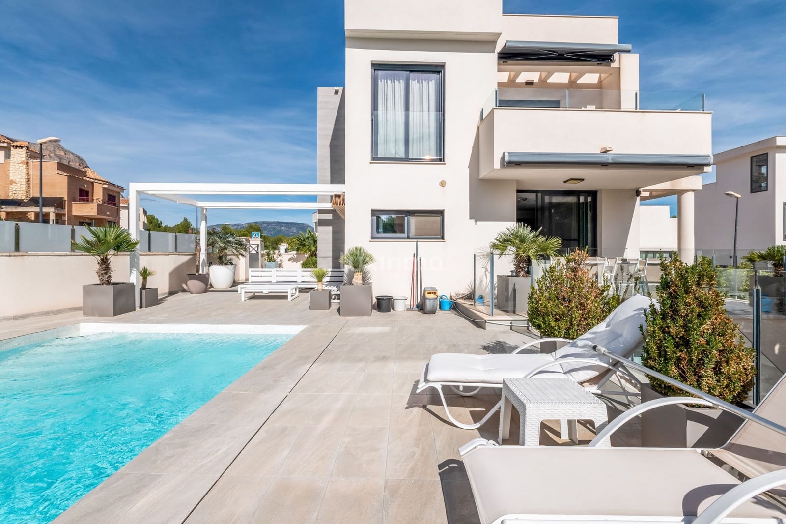 Chalet de 3 habitaciones en La Nucia en venta con piscina garaje - 585.000 € (Ref: 9344022)