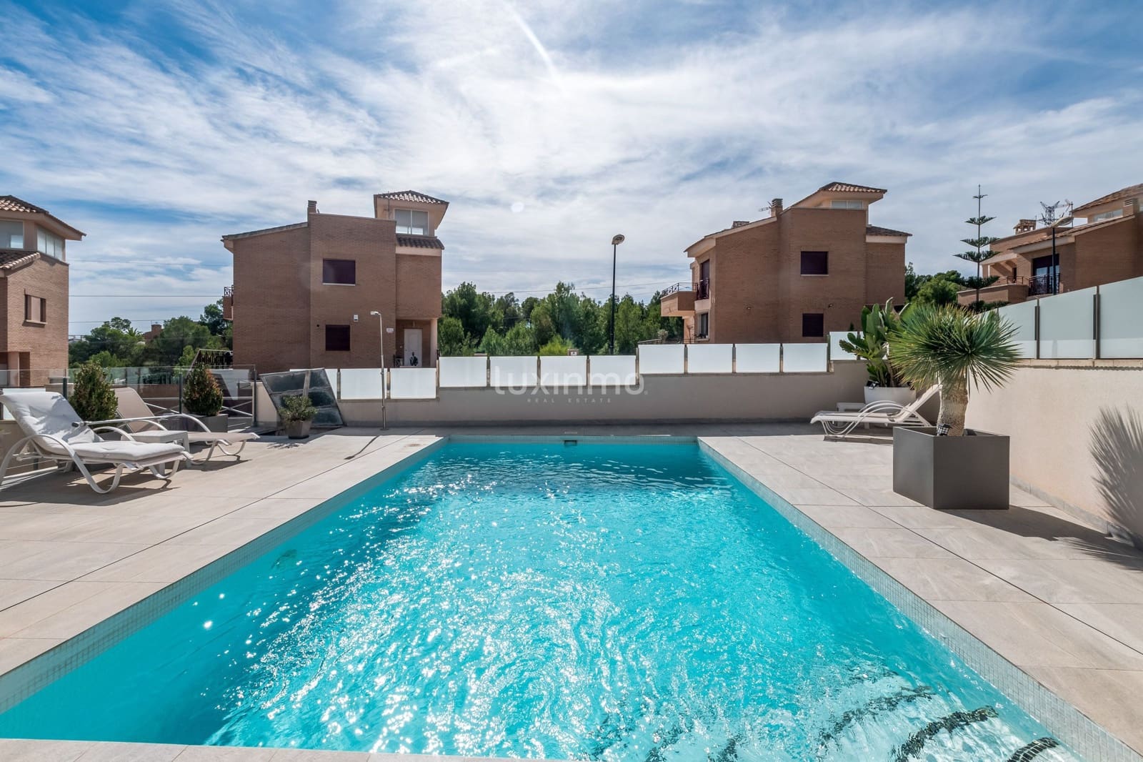 Chalet de 3 habitaciones en La Nucia en venta con piscina garaje - 585.000 € (Ref: 9344022)