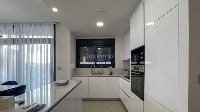 3 soverom Leilighet til leie i Benidorm med svømmebasseng garasje - € 2 900 (Ref: 9378493)