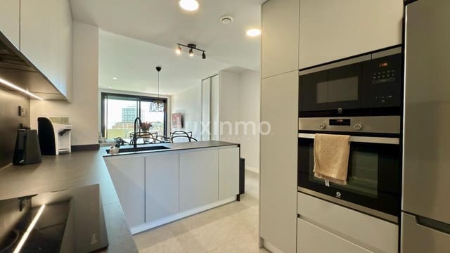 2 soverom Leilighet til leie i Benidorm med svømmebasseng garasje - € 2 200 (Ref: 9386641)