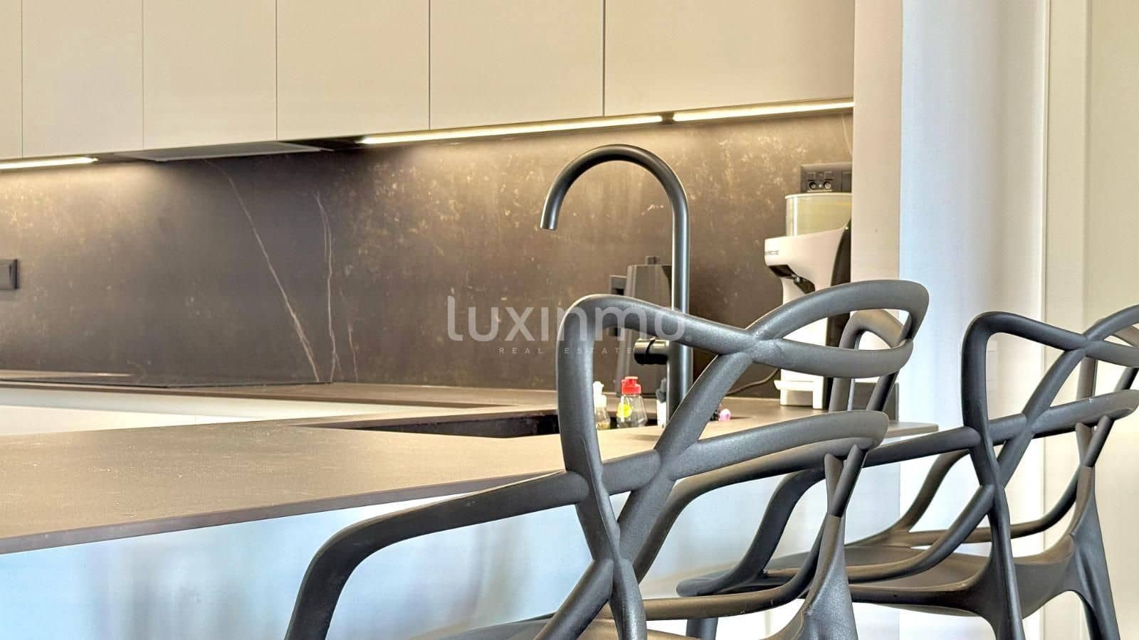 2 soveværelse Lejlighed til leje i Benidorm med swimmingpool garage - € 1.950 (Ref: 9386641)