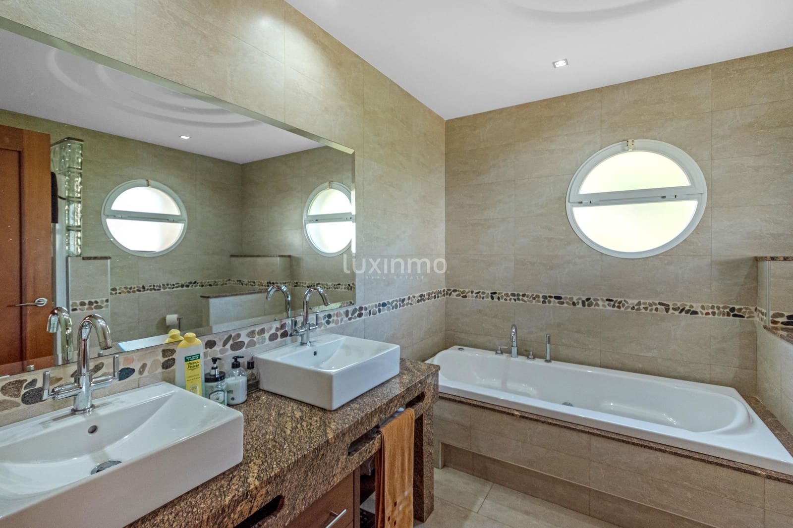 Chalet de 4 habitaciones en La Nucia en venta con piscina garaje - 825.000 € (Ref: 9451885)