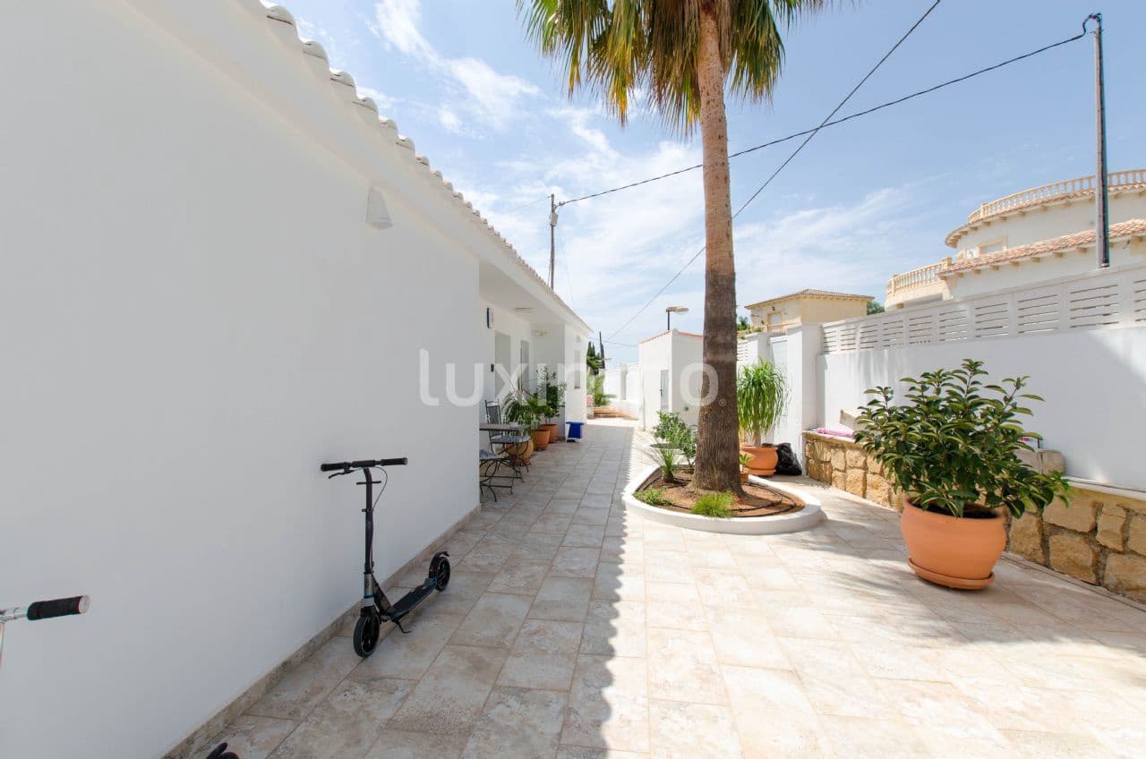 Chalet de 3 habitaciones en La Nucia en venta con piscina garaje - 640.000 € (Ref: 9470852)