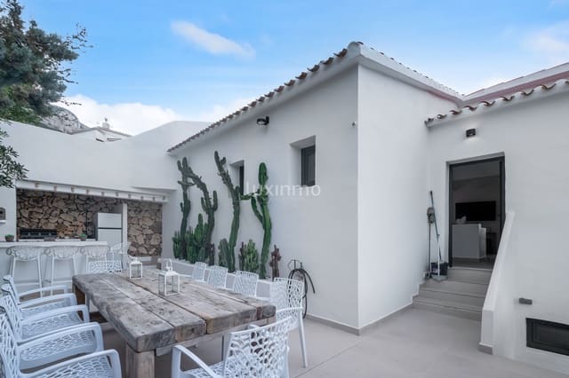 4 Zimmer Villa zu verkaufen in Dénia mit Pool - 649.000 € (Ref: 9471090)