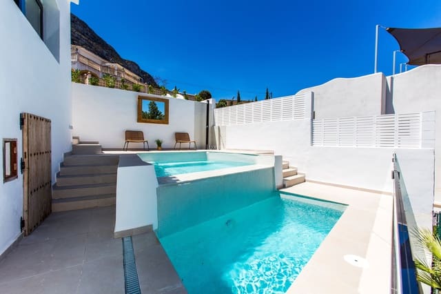 4 Zimmer Villa zu verkaufen in Dénia mit Pool - 649.000 € (Ref: 9471090)