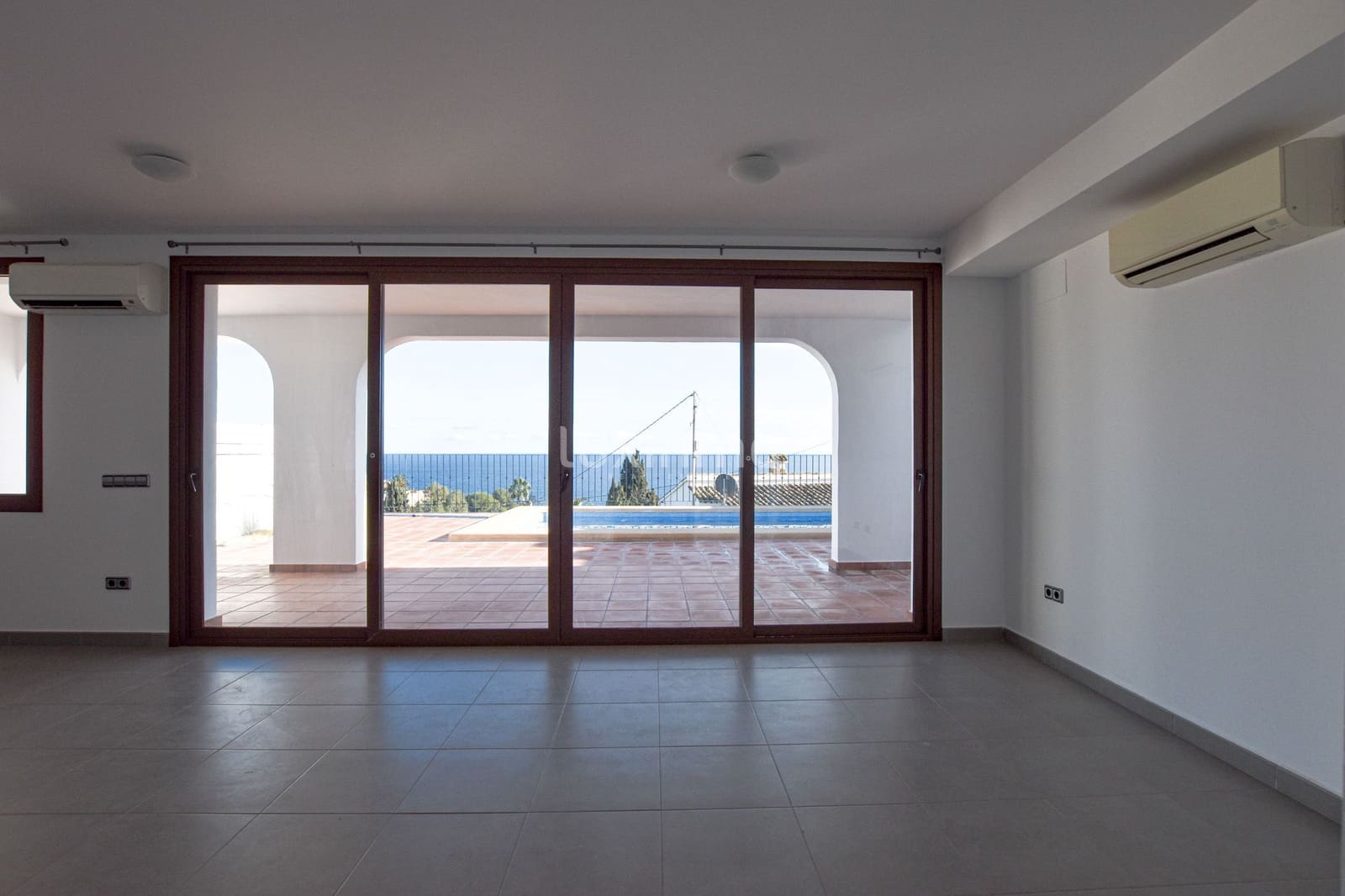 Villa/Maison de 3 chambres à louer à Benissa avec piscine garage - 3 000 € (Ref: 9471527)