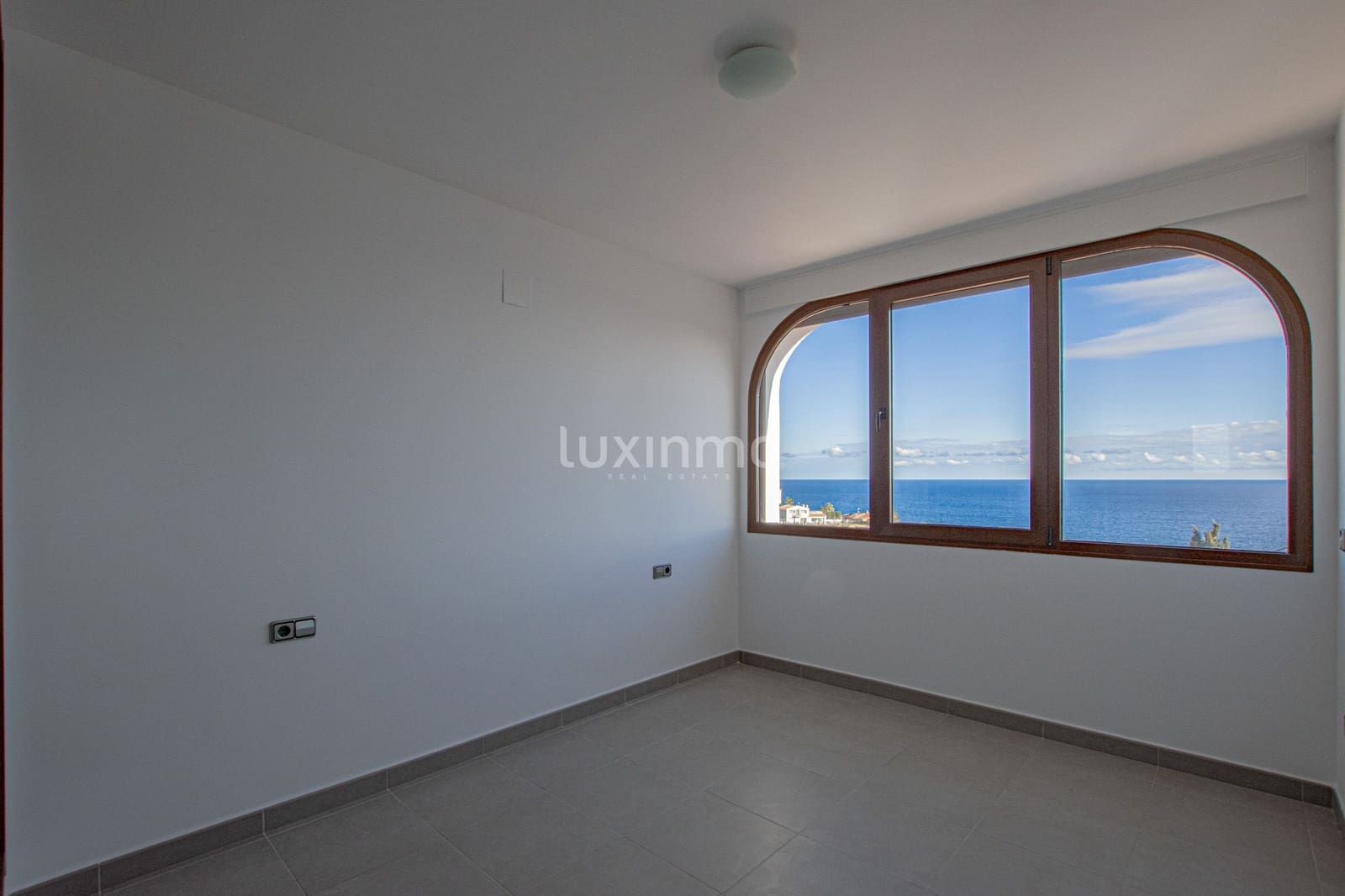 Villa/Maison de 3 chambres à louer à Benissa avec piscine garage - 3 000 € (Ref: 9471527)