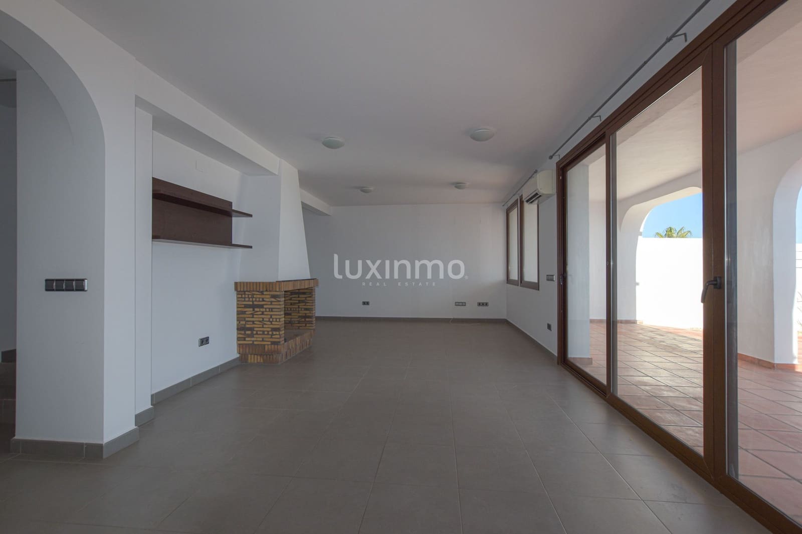 Villa/Maison de 3 chambres à louer à Benissa avec piscine garage - 3 000 € (Ref: 9471527)