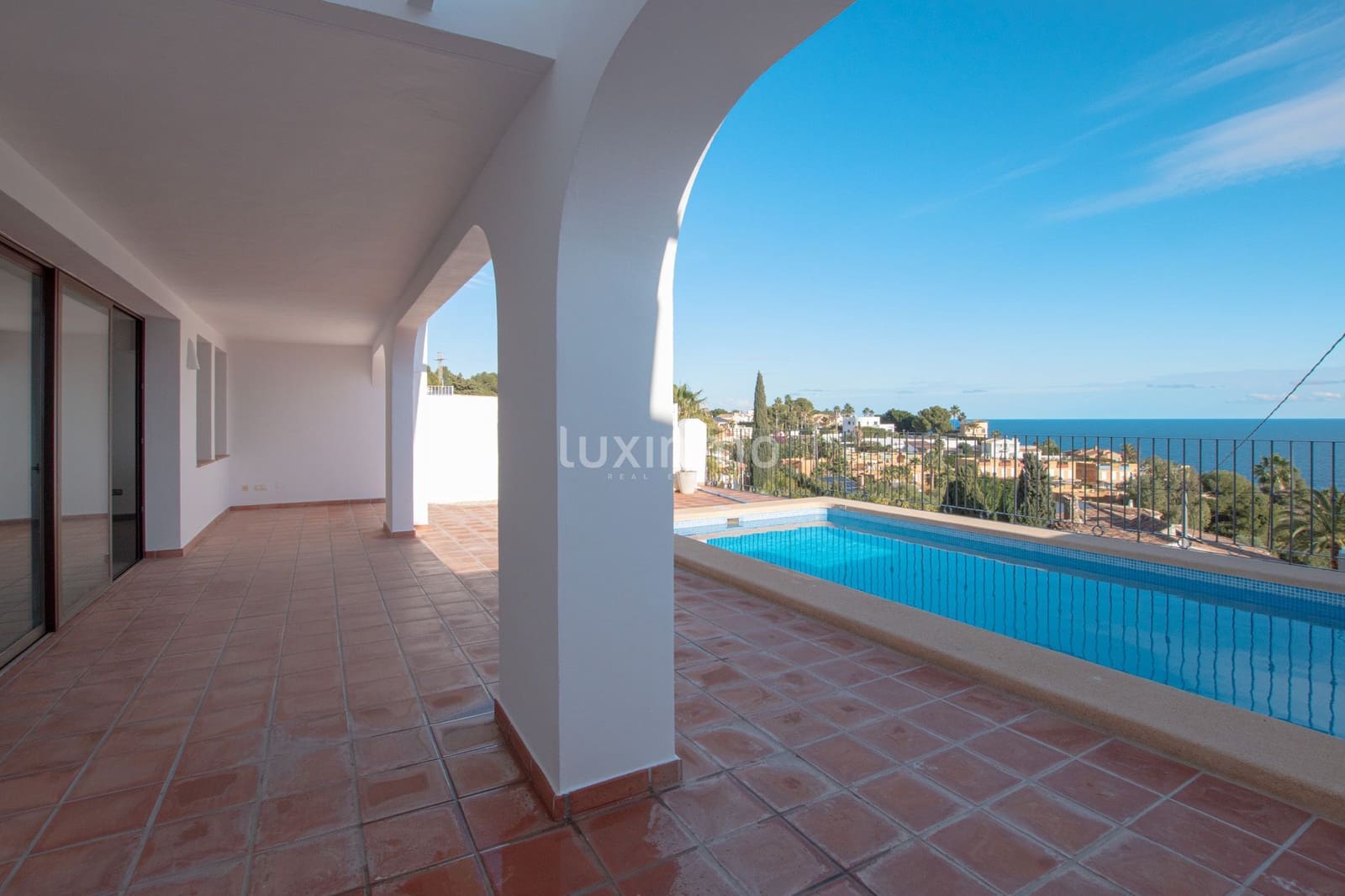 Villa/Maison de 3 chambres à louer à Benissa avec piscine garage - 3 000 € (Ref: 9471527)