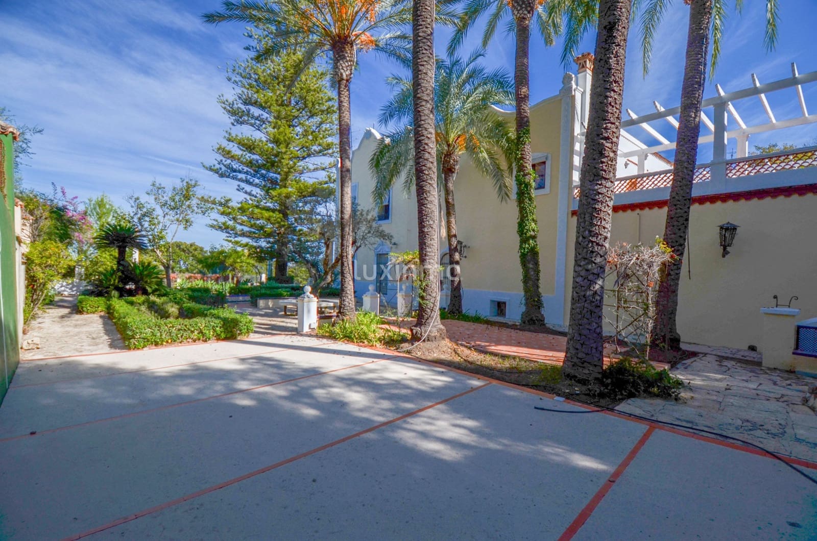 Chalet de 7 habitaciones en Pego en venta con piscina garaje - 995.000 € (Ref: 9481732)