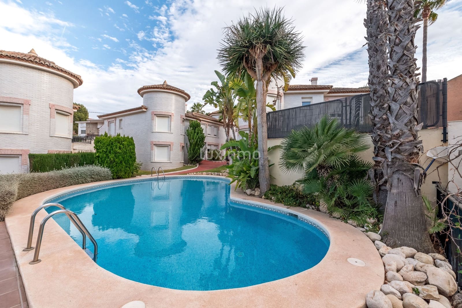 5 bedroom Villa for sale in Alfaz del Pi / L'Alfas del Pi with pool - € 540,000 (Ref: 9481736)