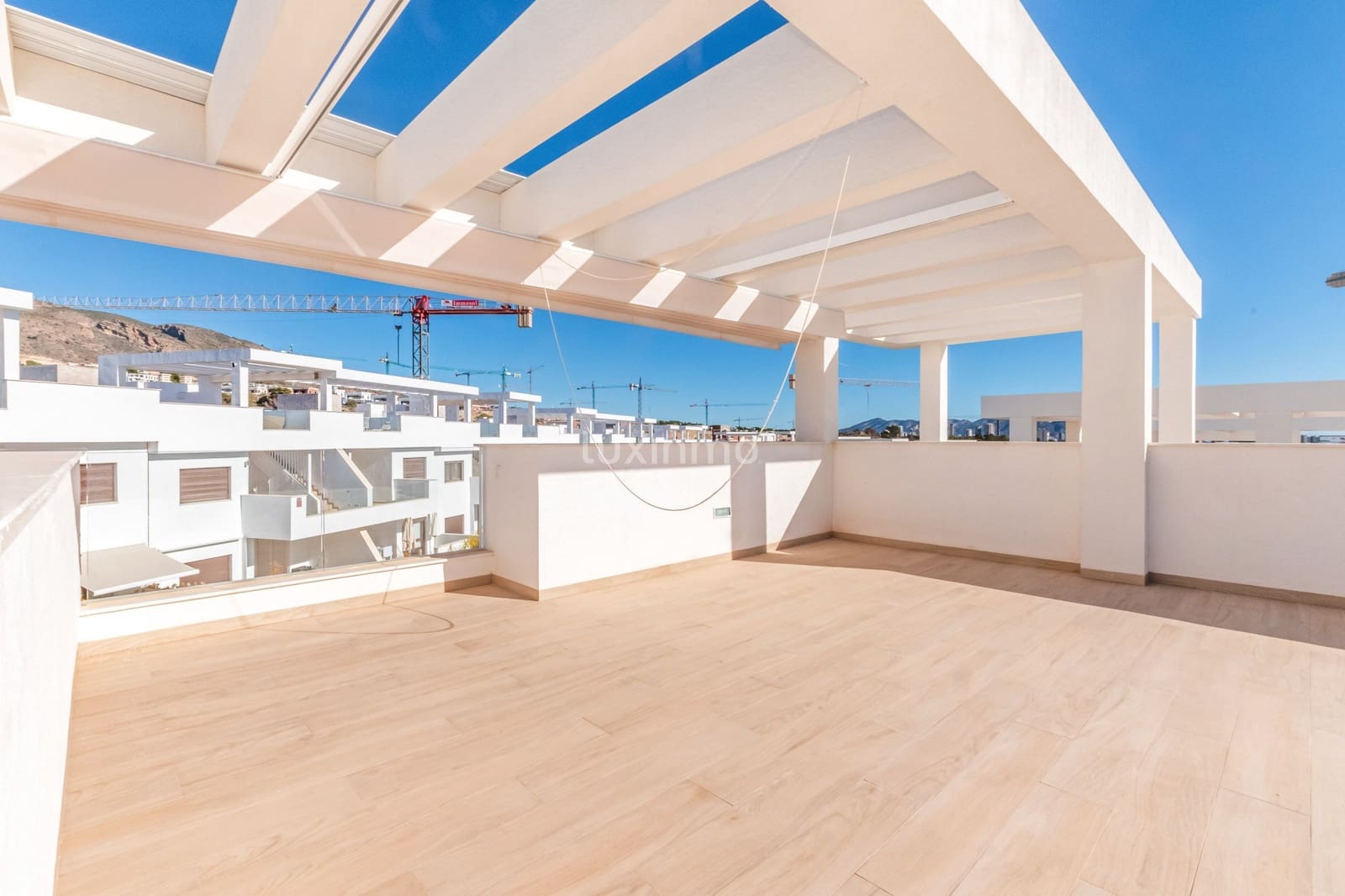 Apartamento de 2 habitaciones en Finestrat en alquiler con piscina garaje - 1.600 € (Ref: 9483945)