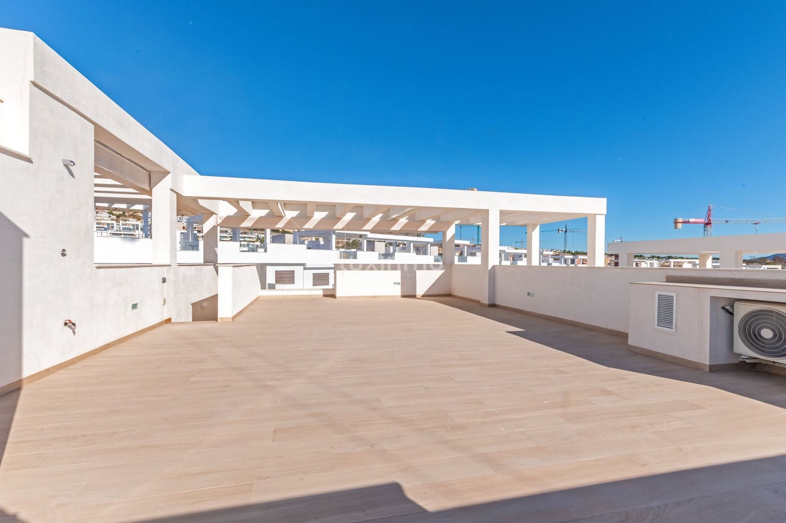 Apartamento de 2 habitaciones en Finestrat en alquiler con piscina garaje - 1.600 € (Ref: 9483945)