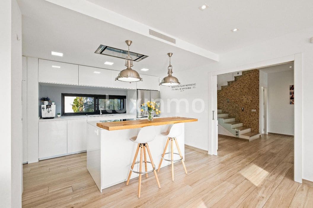 4 bedroom Villa for sale in Teulada with pool garage - € 2,350,000 (Ref: 9489826)