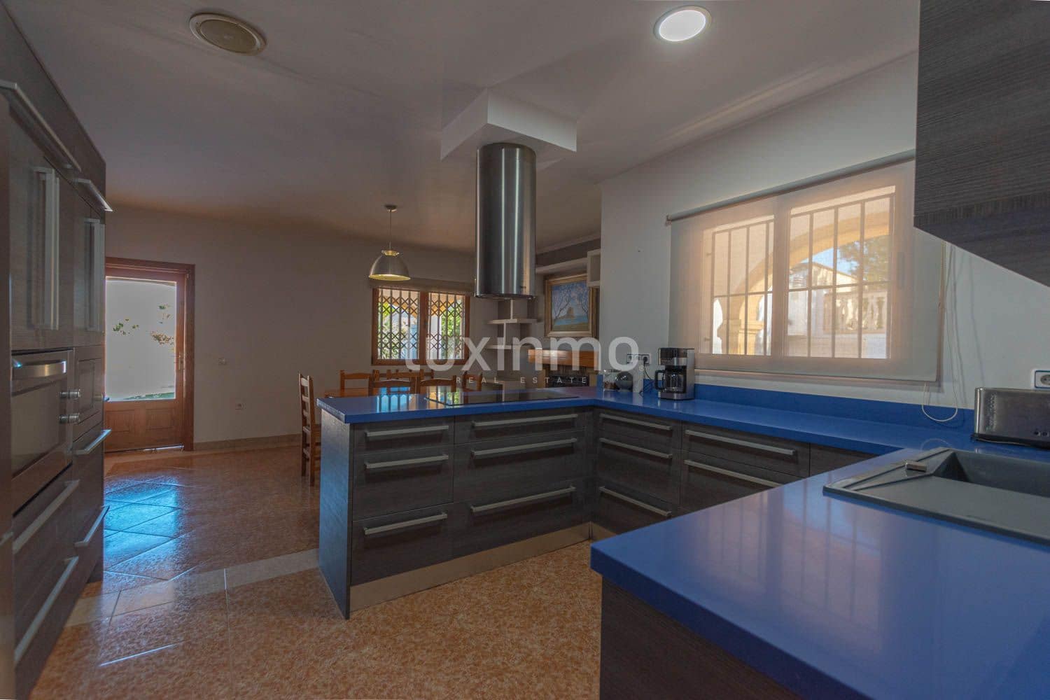 3 bedroom Villa for sale in Calpe / Calp with pool garage - € 850,000 (Ref: 9508164)