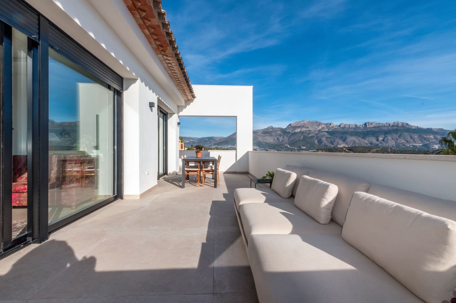 4 bedroom Villa for rent in La Nucia with pool garage - € 5,500 (Ref: 9523479)