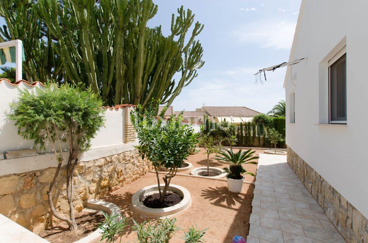 3 bedroom Villa for sale in La Nucia with pool garage - € 640,000 (Ref: 9523853)