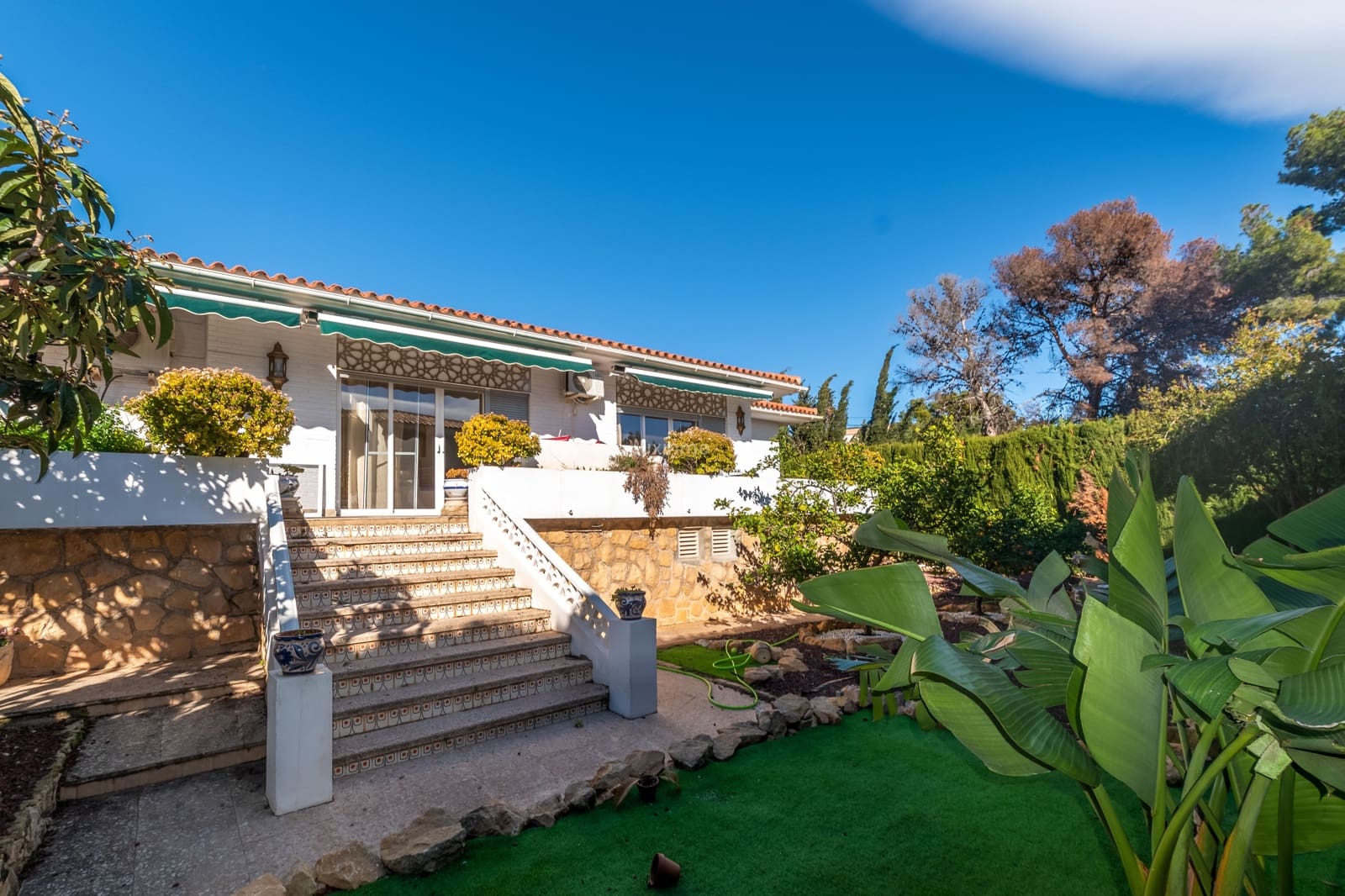 Villa/Maison de 3 chambres à louer à La Nucia avec piscine garage - 3 500 € (Ref: 9539467)