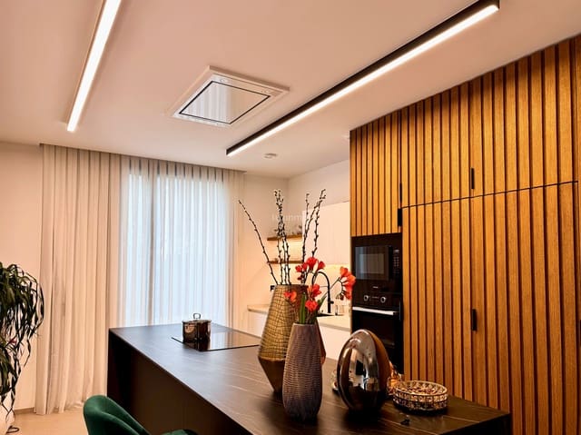 5 bedroom Villa for rent in La Nucia with pool garage - € 8,000 (Ref: 9573680)