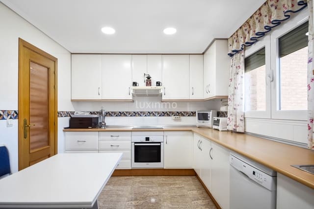 4 sovrum Lägenhet till salu i Benidorm med pool garage - 680 000 € (Ref: 9600857)