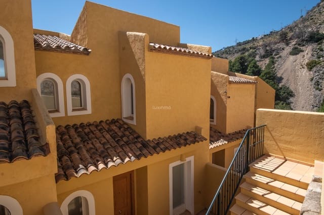 3 quarto Moradia em Banda para venda em Calpe / Calp com piscina garagem - 365 000 € (Ref: 9777137)