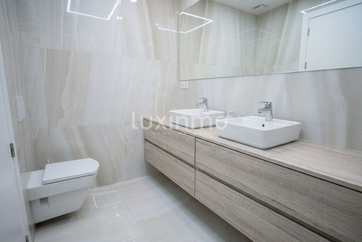 Piso de 2 habitaciones en Benidorm en venta con piscina garaje - 550.000 € (Ref: 9802980)