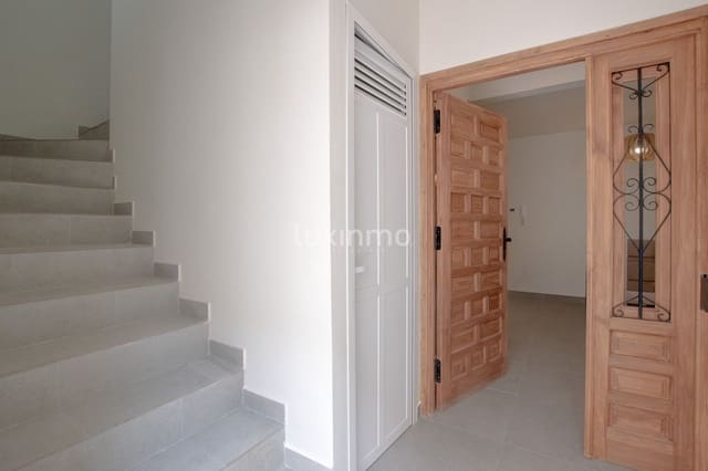 Appartement de 2 chambres à louer à Senija - 1 000 € (Ref: 9946649)