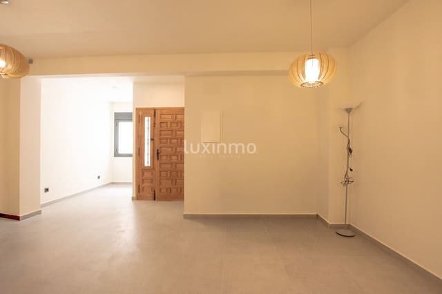 Appartement de 2 chambres à louer à Senija - 1 000 € (Ref: 9946649)