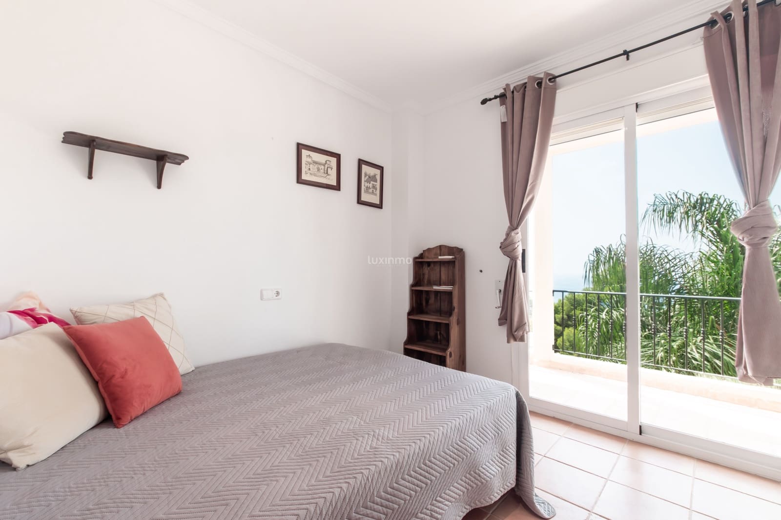 6 bedroom Villa for sale in Altea with pool garage - € 780,000 (Ref: 9999304)