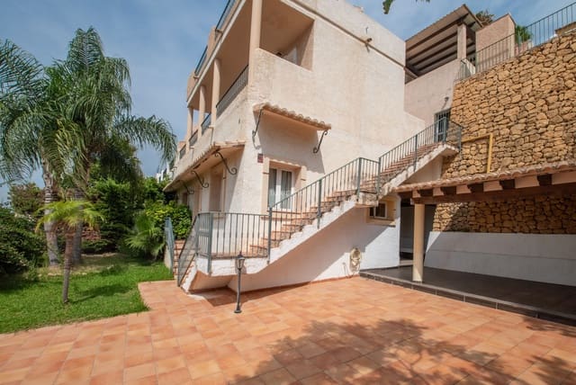 6 bedroom Villa for sale in Altea with pool garage - € 780,000 (Ref: 9999304)