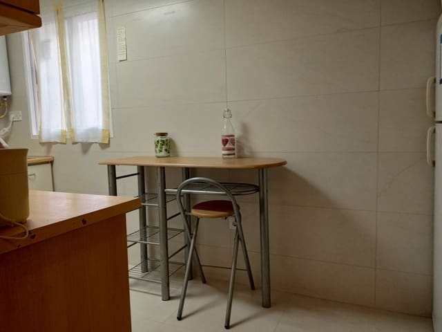 2 soveværelse Lejlighed til leje i Alicante by med garage - € 950 (Ref: 9882604)