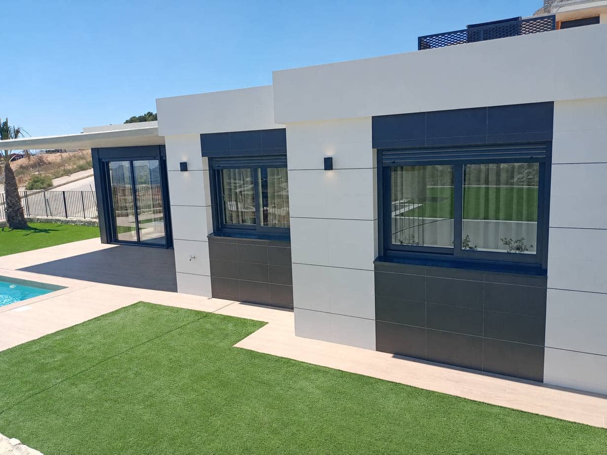 3 bedroom Villa for sale in Polop with pool garage - € 452,500 (Ref: 9940707)