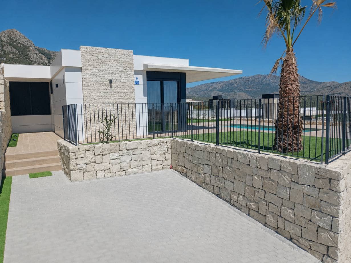 3 bedroom Villa for sale in Polop with pool garage - € 452,500 (Ref: 9940707)