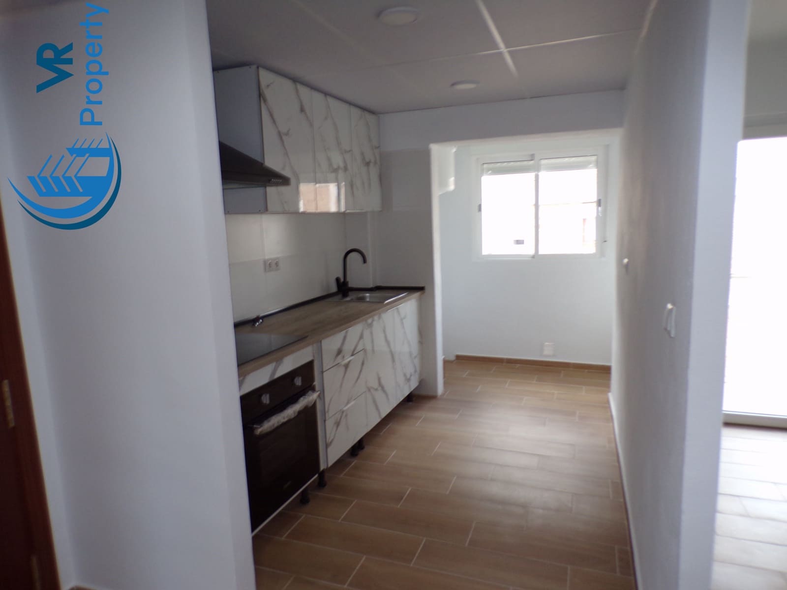 3 slaapkamer Appartement te koop in Alicante stad - € 80.000 (Ref: 9019512)