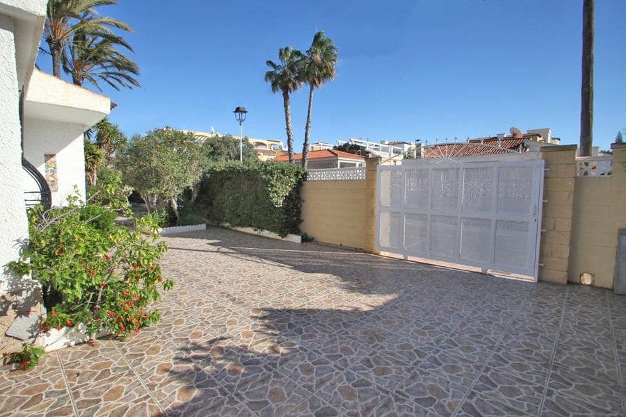 Chalet de 2 habitaciones en Torrevieja en venta - 425.000 € (Ref: 9520831)