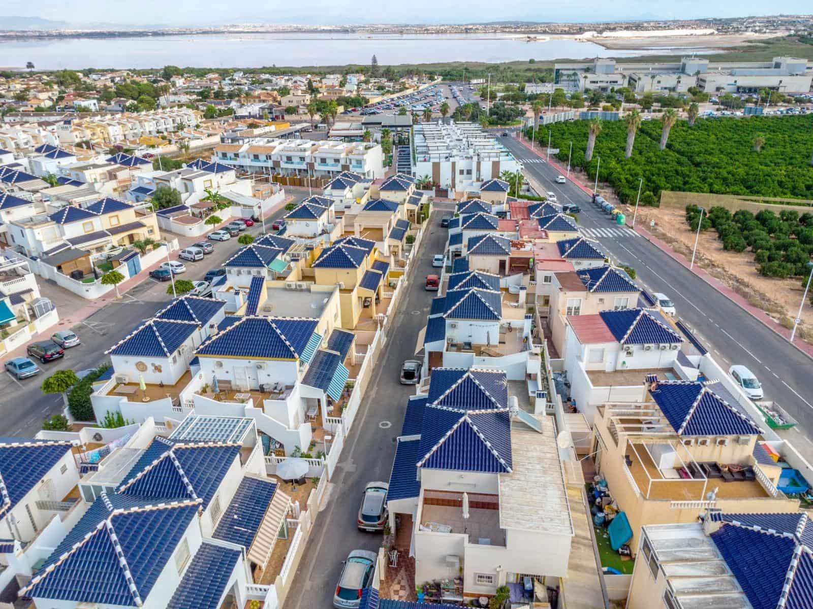 3 bedroom Terraced Villa for sale in Torrevieja with pool - € 223,000 (Ref: 9651925)