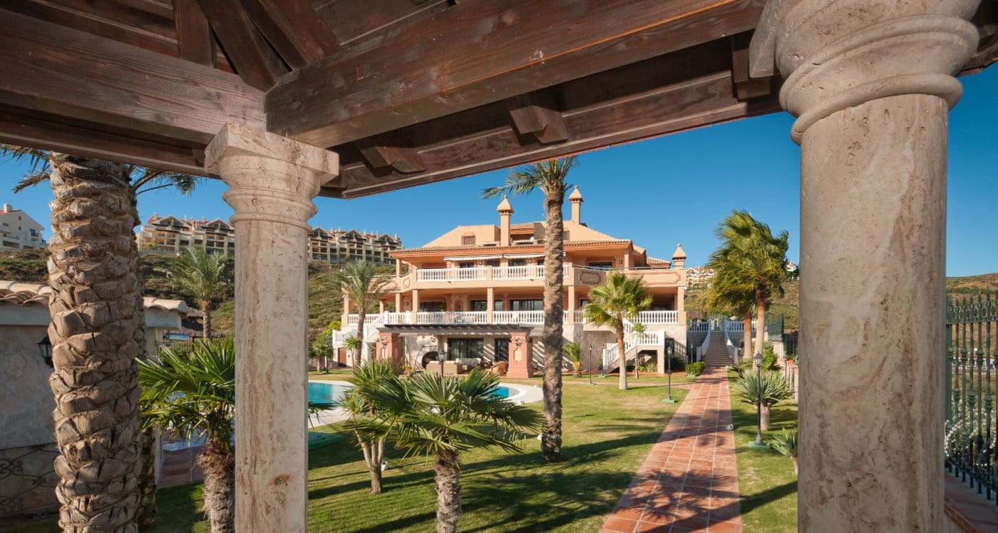 7 bedroom Villa for sale in La Cala de Mijas with pool garage - € 5,600,000 (Ref: 3717202)