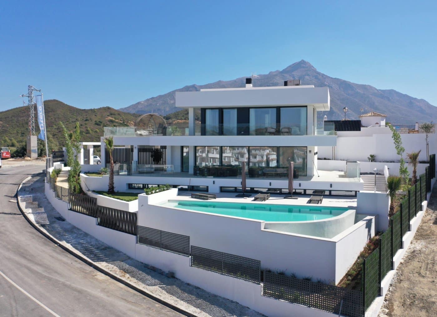 4 bedroom Villa for sale in Nueva Andalucia with pool garage - € 2,600,000 (Ref: 7284428)