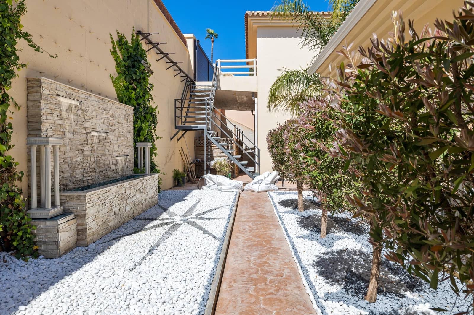 4 bedroom Villa for sale in Mijas with pool garage - € 1,895,000 (Ref: 7619592)