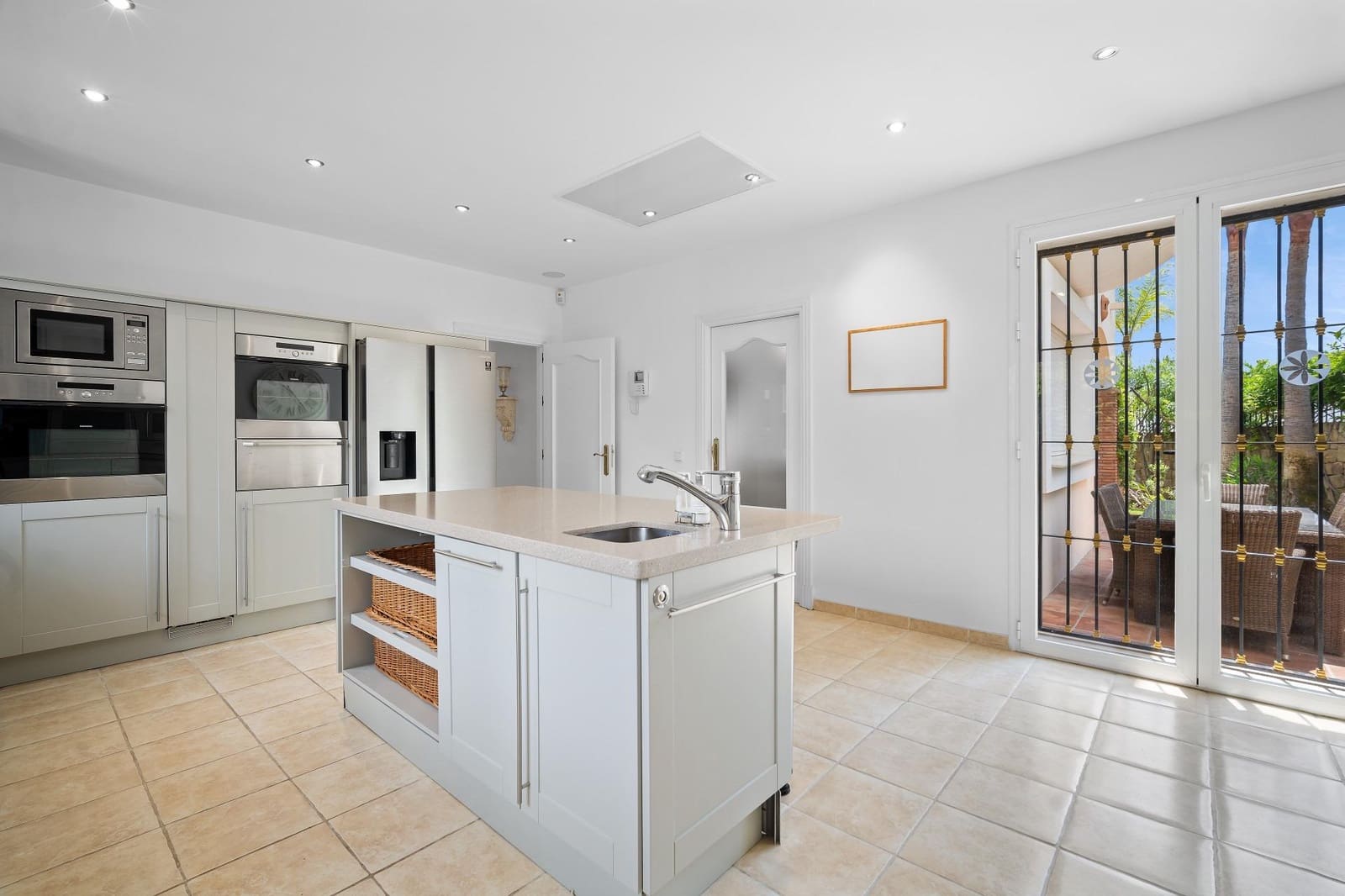 5 bedroom Villa for sale in Benahavis with pool garage - € 2,850,000 (Ref: 7746494)