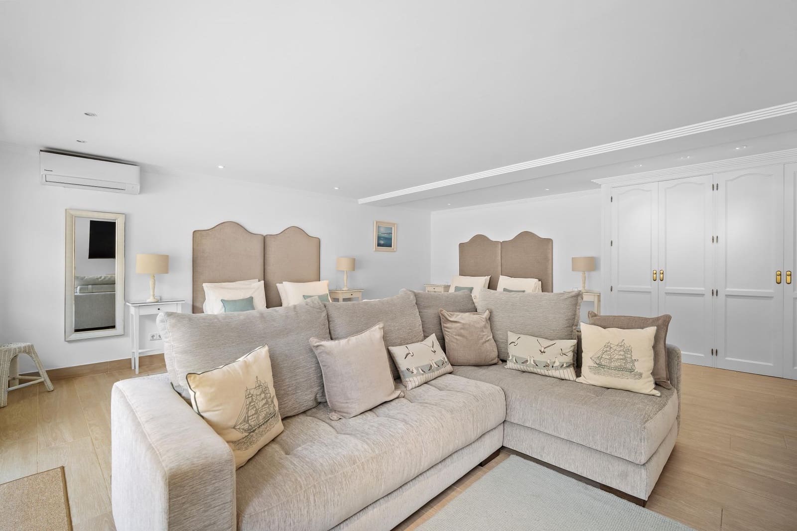 5 bedroom Villa for sale in Benahavis with pool garage - € 2,850,000 (Ref: 7746494)