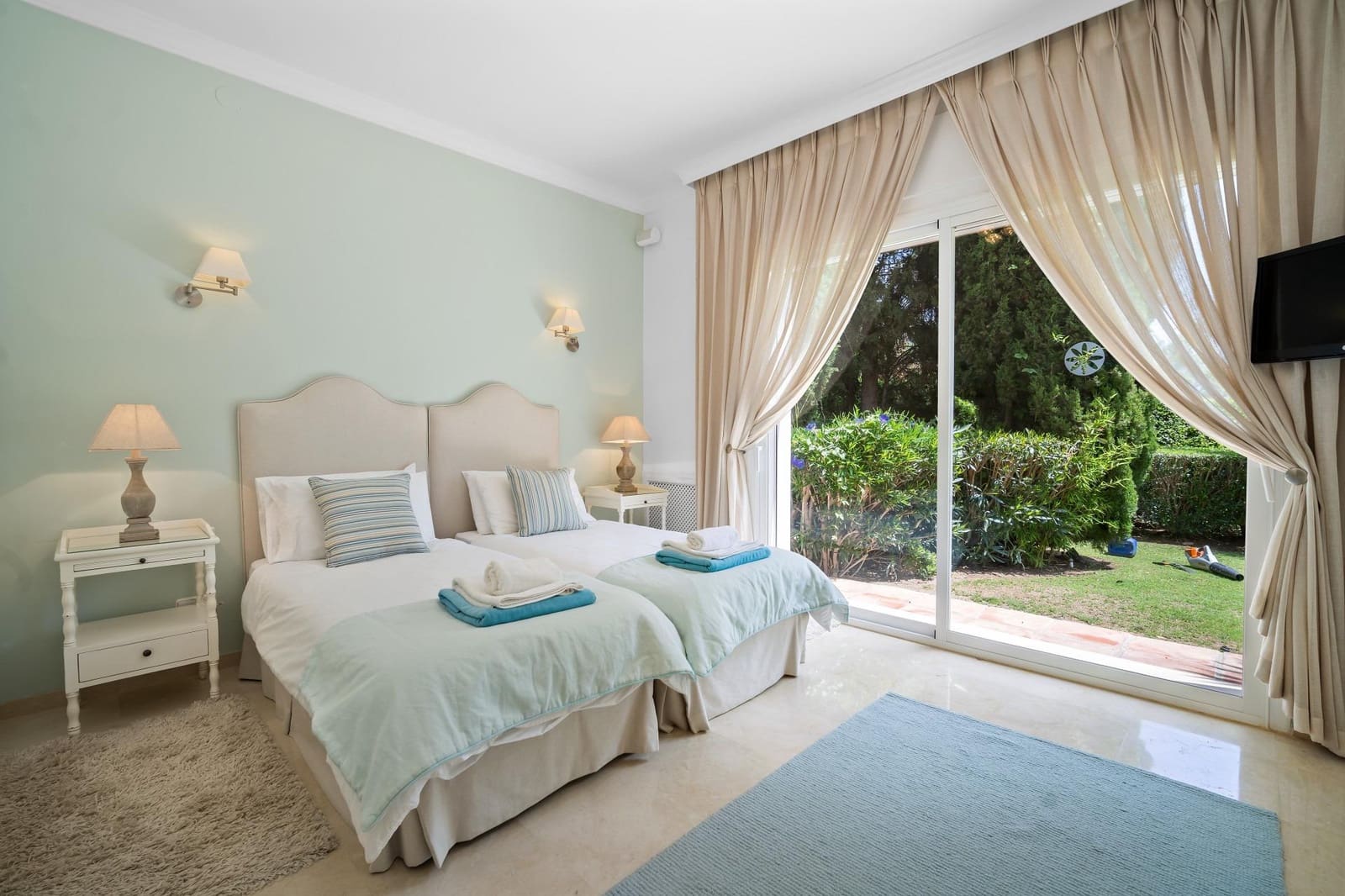 5 bedroom Villa for sale in Benahavis with pool garage - € 2,850,000 (Ref: 7746494)