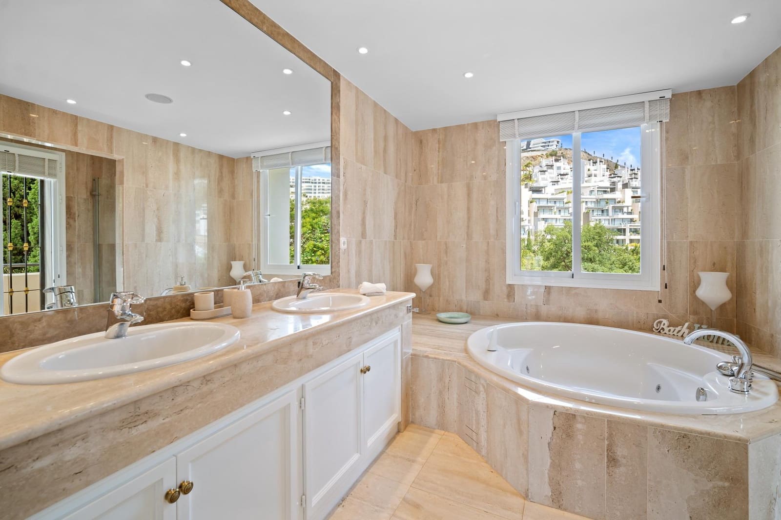 5 bedroom Villa for sale in Benahavis with pool garage - € 2,850,000 (Ref: 7746494)