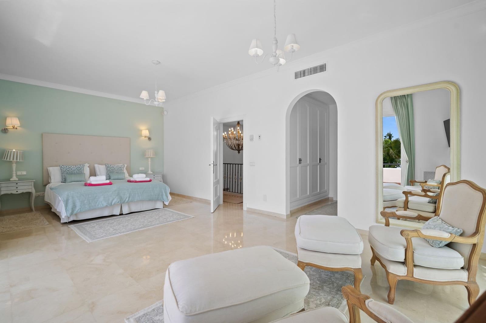 5 bedroom Villa for sale in Benahavis with pool garage - € 2,850,000 (Ref: 7746494)