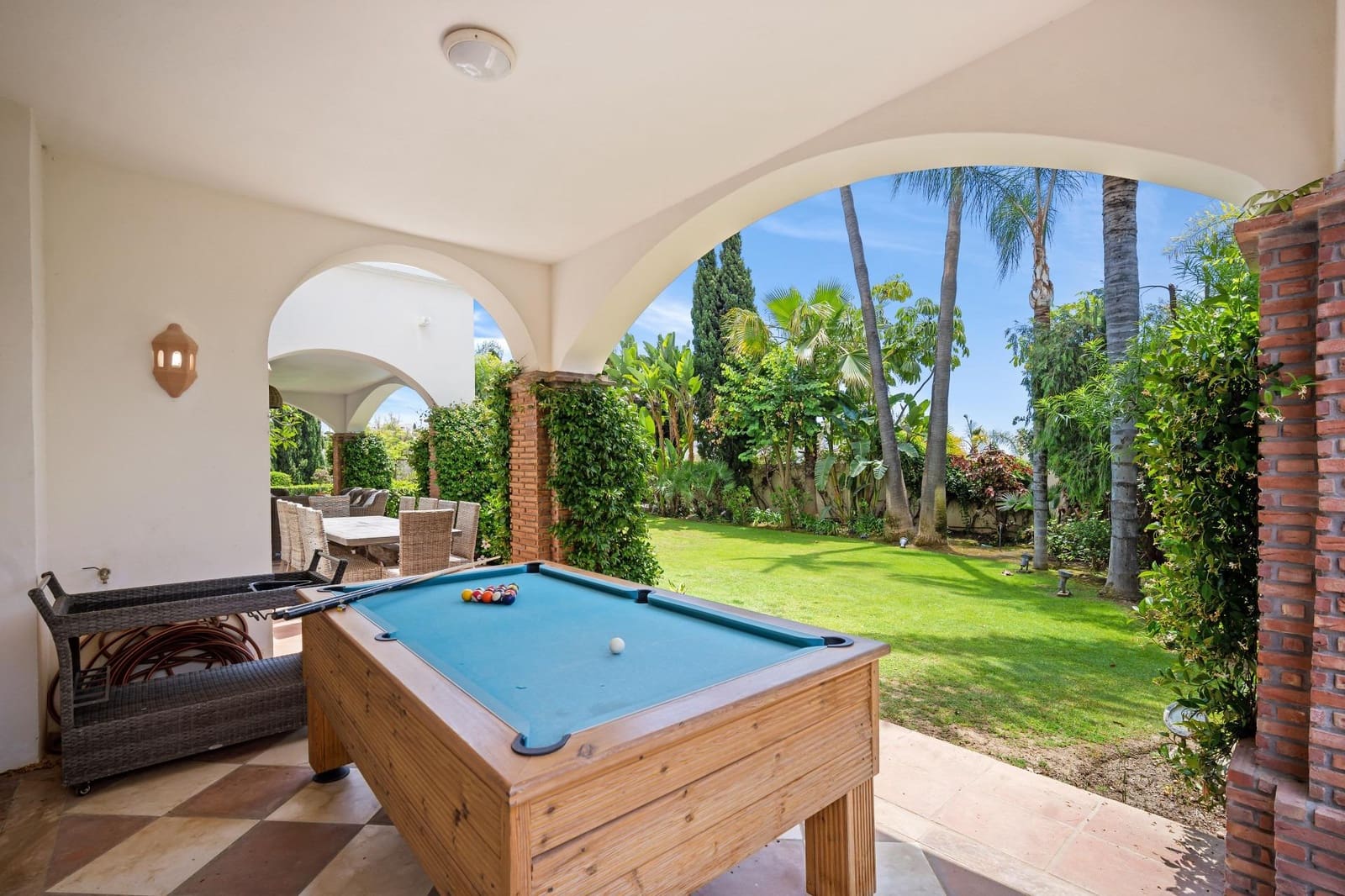 5 bedroom Villa for sale in Benahavis with pool garage - € 2,850,000 (Ref: 7746494)